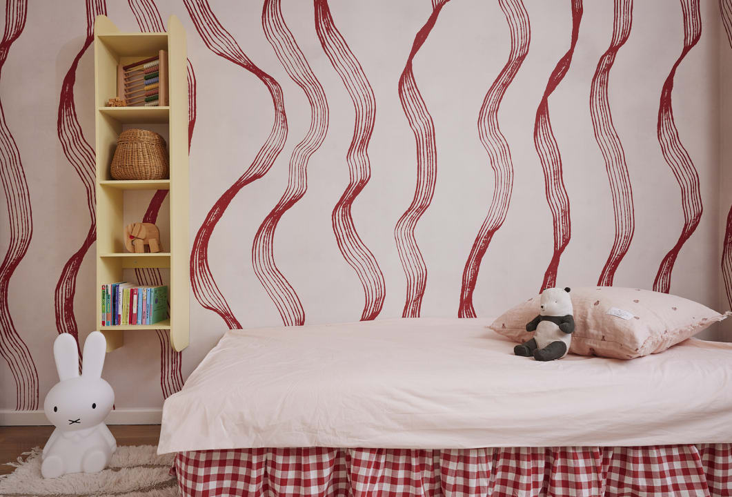Strisce ondulate di nastro rosso