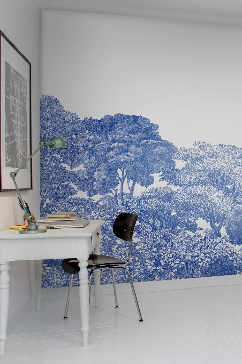 Wallpaper that looks like blue and white porcelain