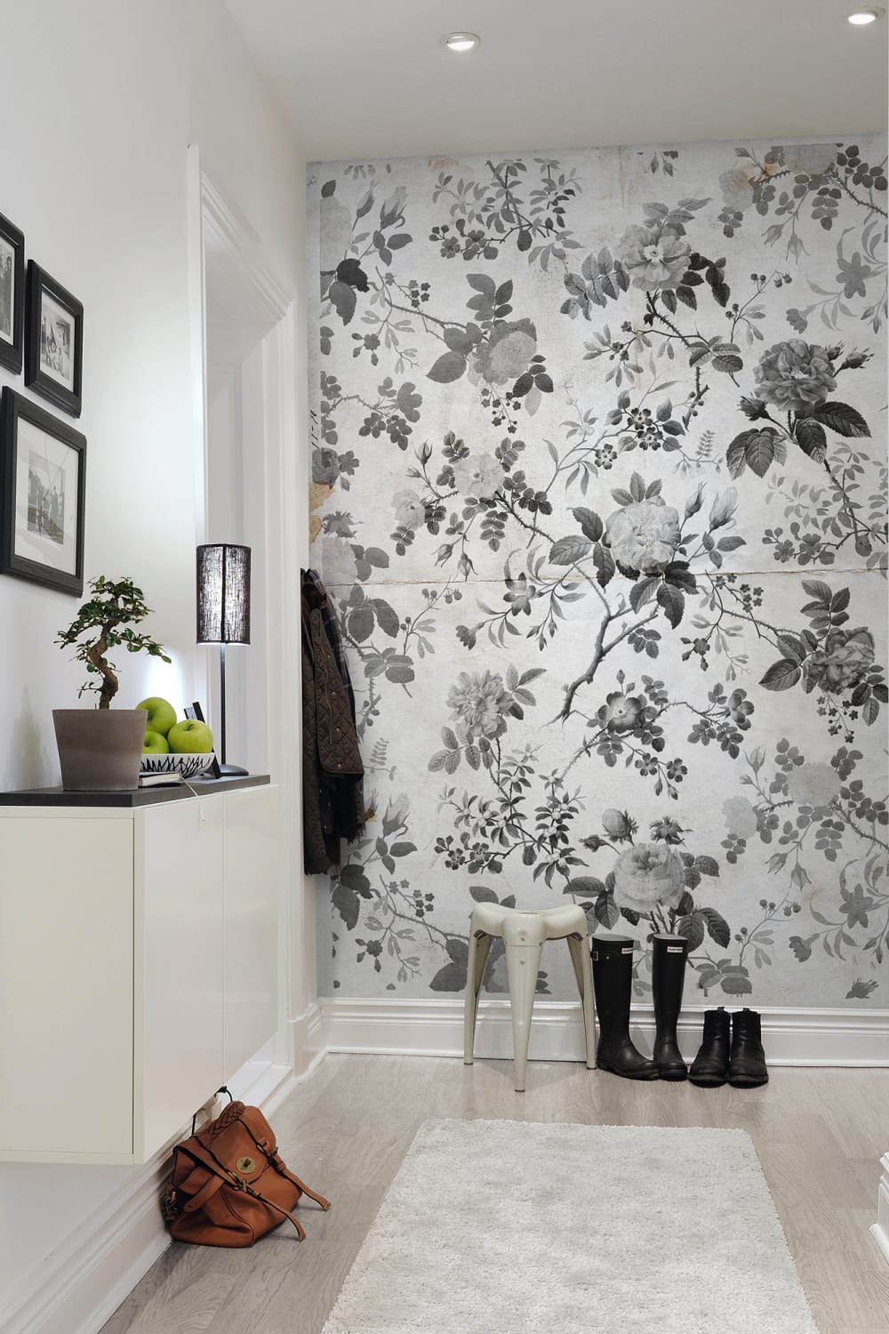 Vintage flower wallpaper with roses in black and white