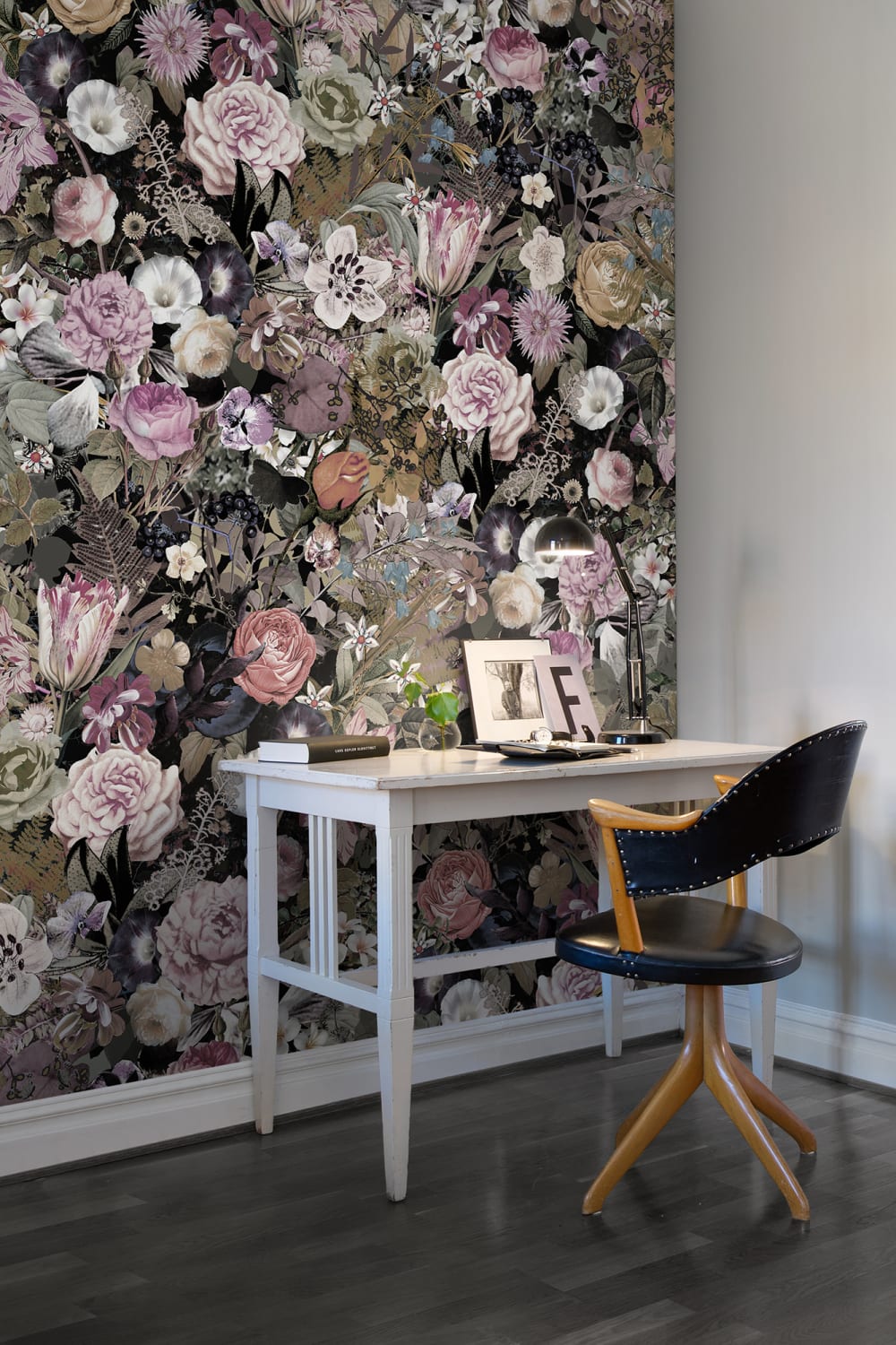 Wallpaper with flowers and black background