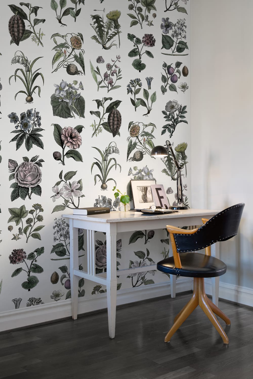 Classic flower wallpaper for the kitchen or hallway