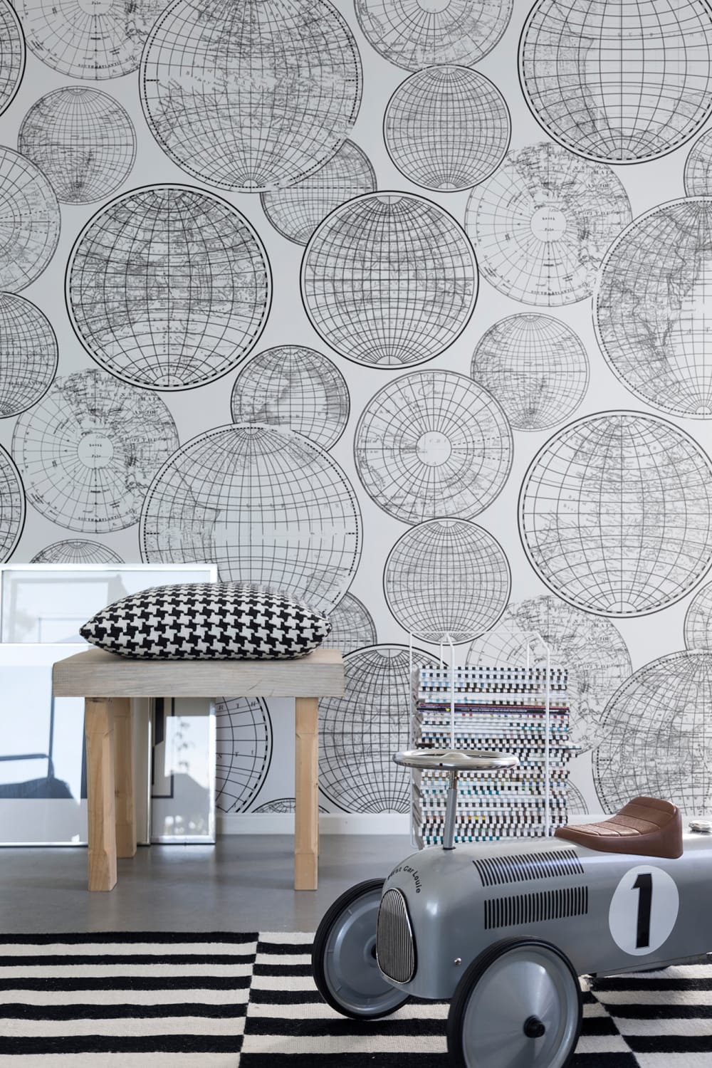 Black and white - Dancing globes