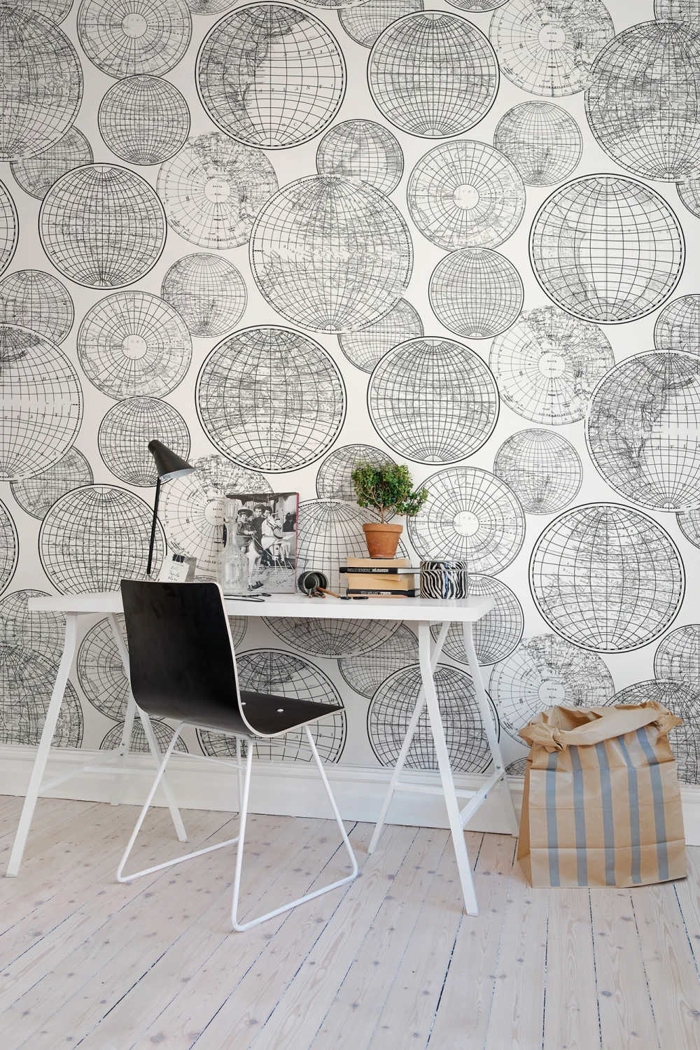 Black and white - Dancing globes