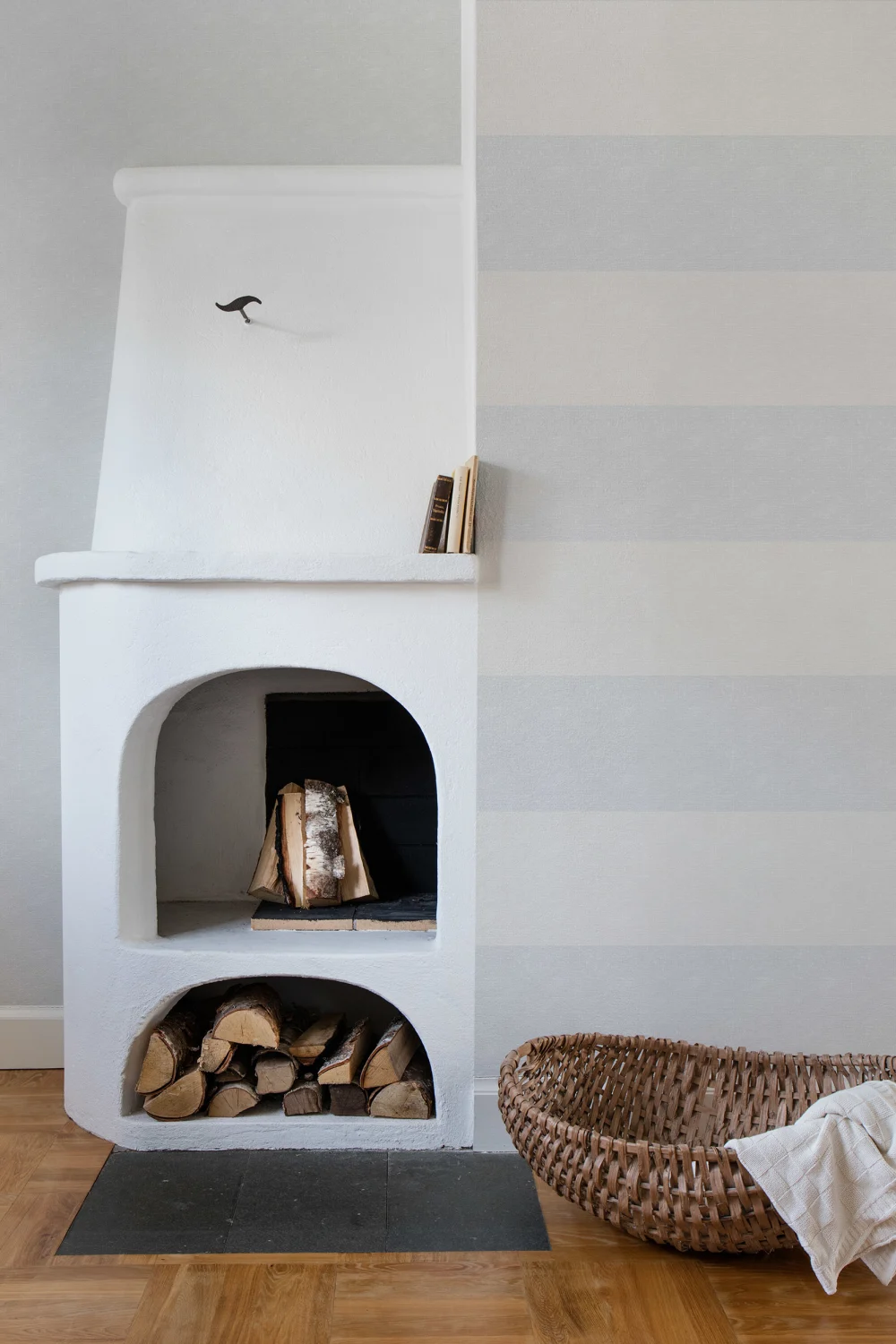 Un décor mural sophistiqué avec une touche de lin