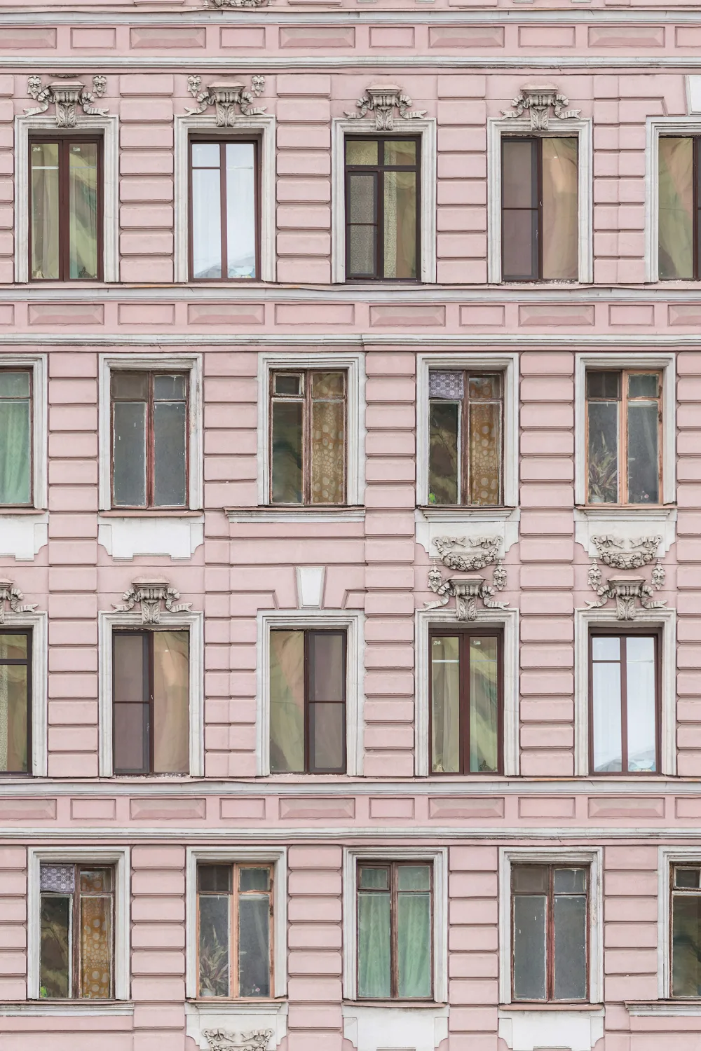 Zidni mural u prašnjavo ružičastoj boji