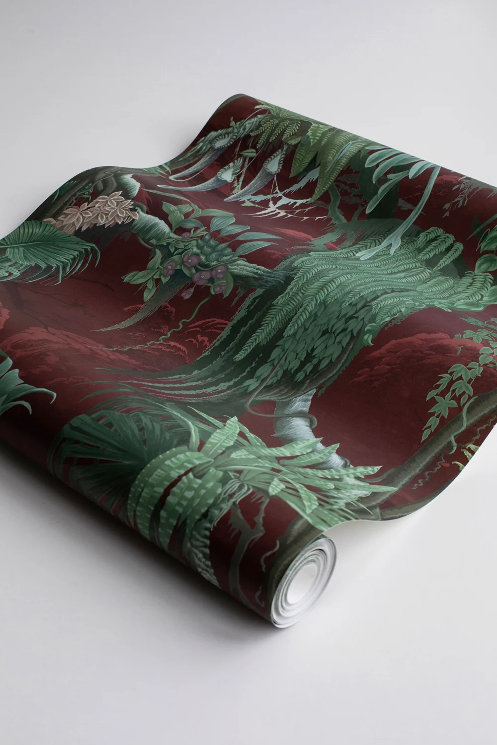 Papier peint au motif de jungle rouge rouille