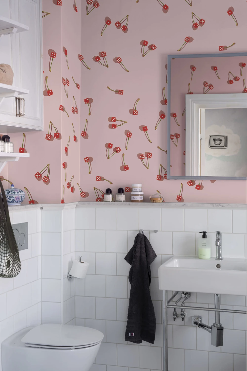 Papier peint rouge intense et rose pastel