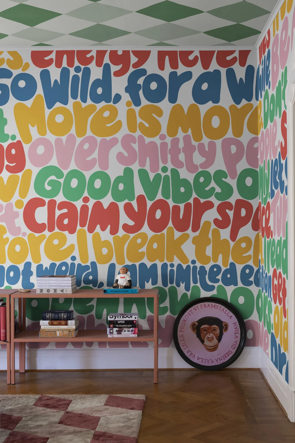 Papier peint avec typographie audacieuse
