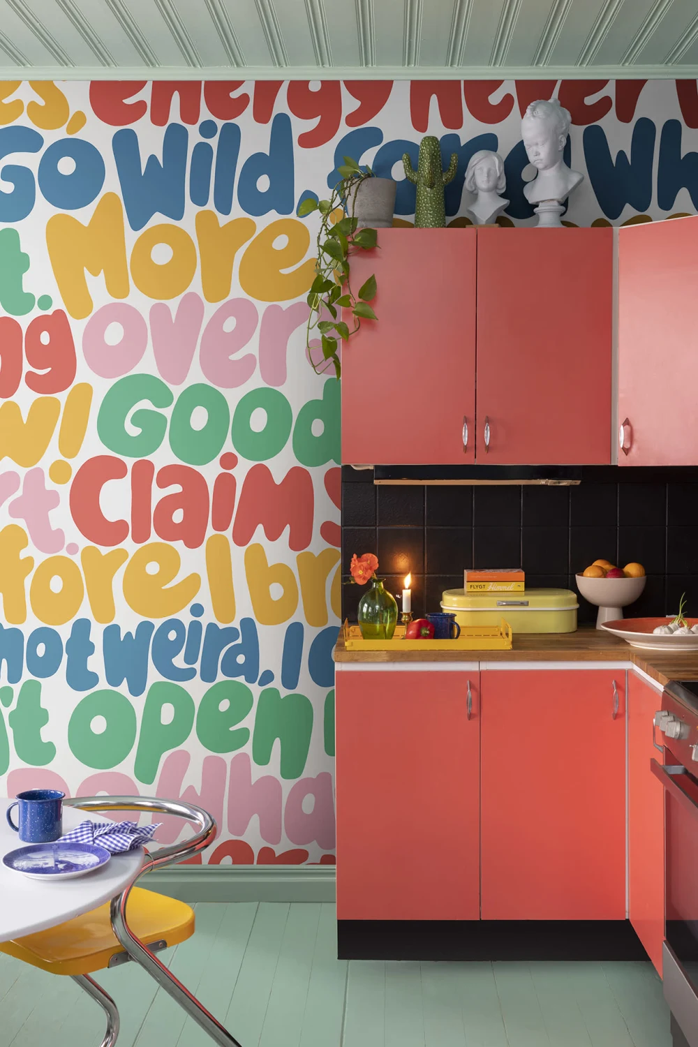 Papier peint avec typographie audacieuse