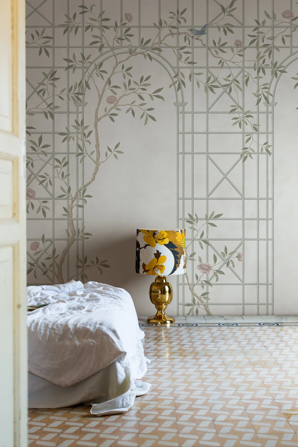 Chinoiserie Trellis: Eleganza in Luce