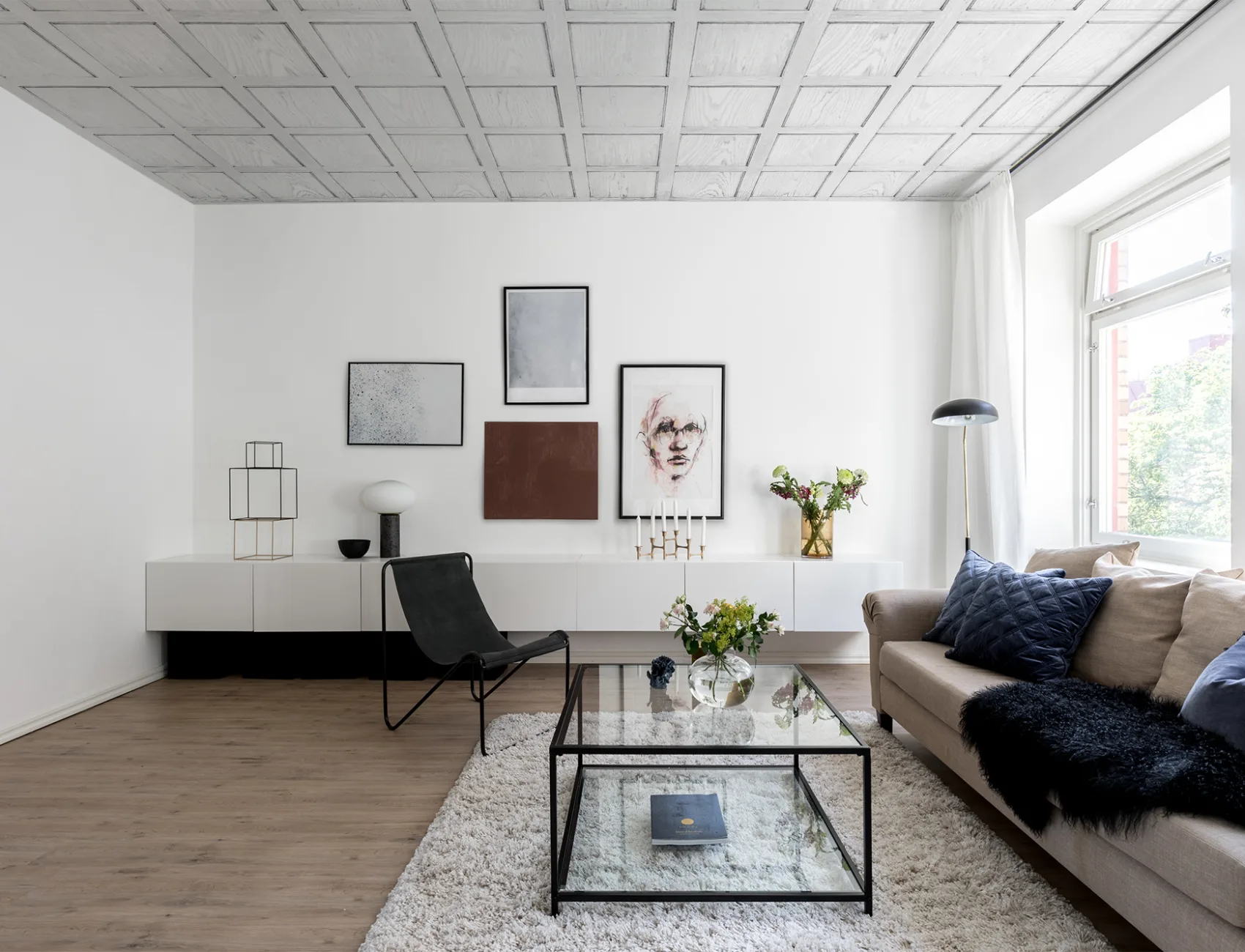 Witte 3D muurschildering die eruitziet als houten panelen
