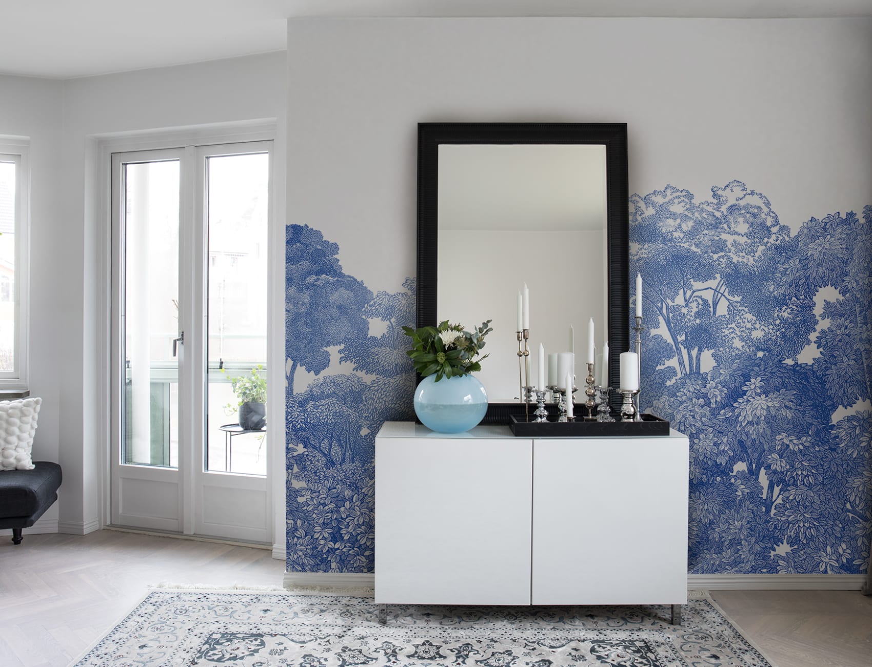 Wallpaper that looks like blue and white porcelain