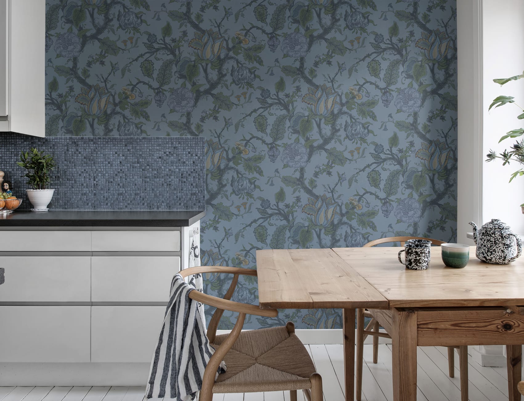 Dreamlike floral wallpaper