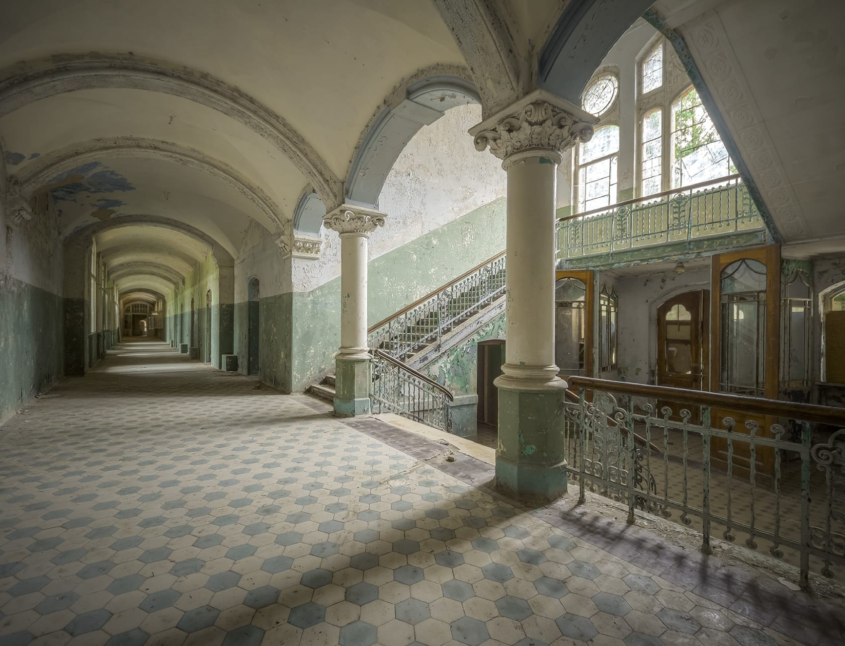 Cette photo révèle la beauté d’un bâtiment en ruine