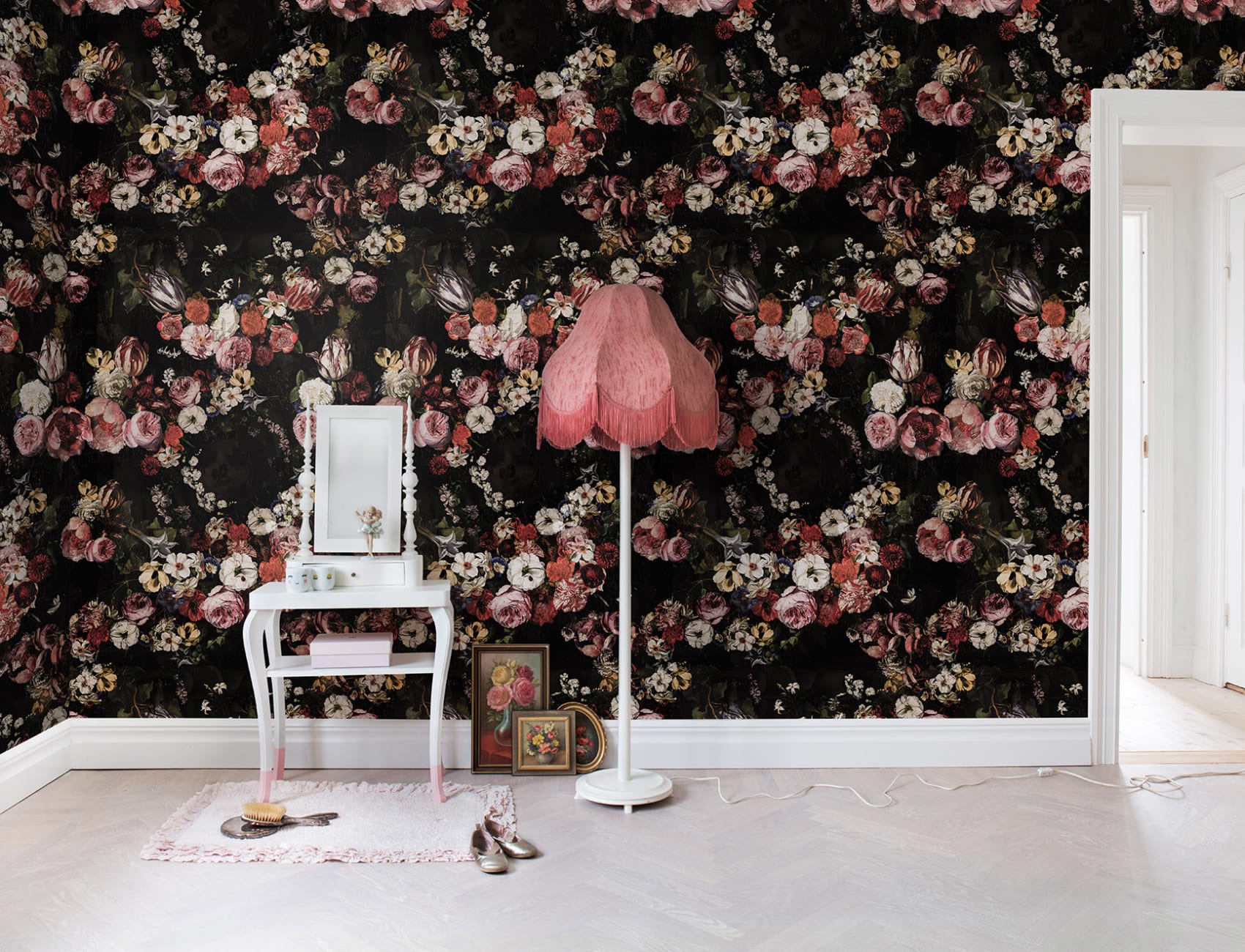 ROMANTIC VINTAGE FLORAL WALLPAPER