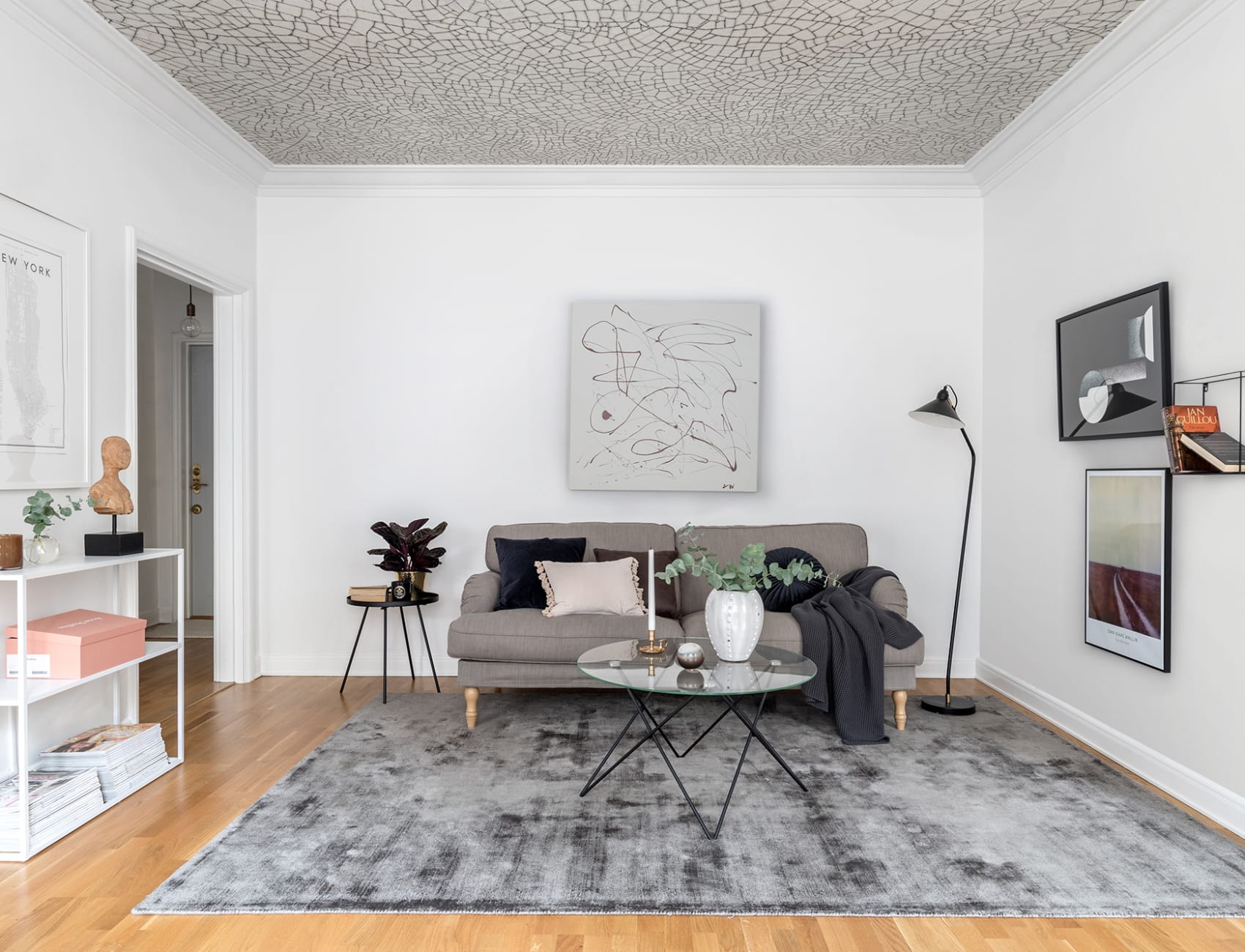Lyst tapet med elegante sprekker