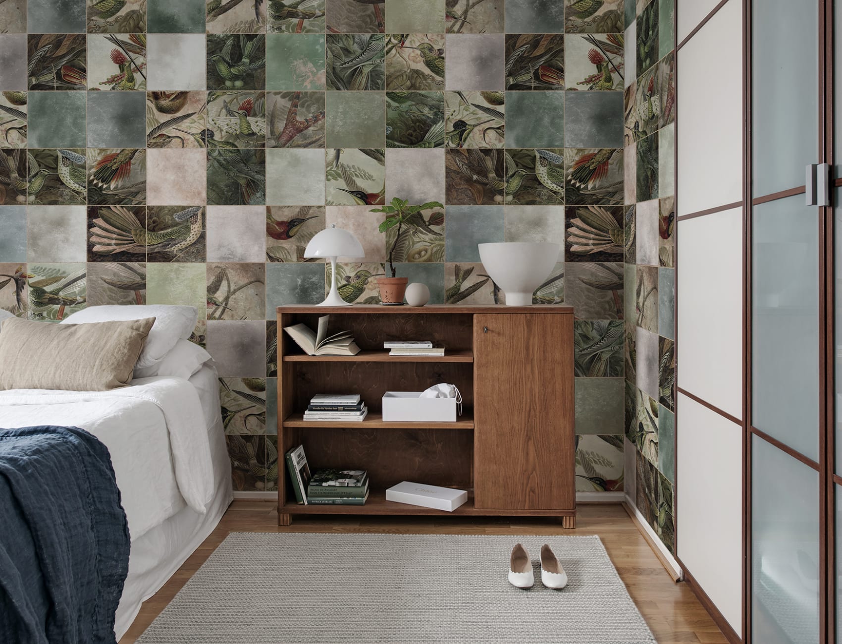Exotic tile wallpaper with decorative hummingbirds