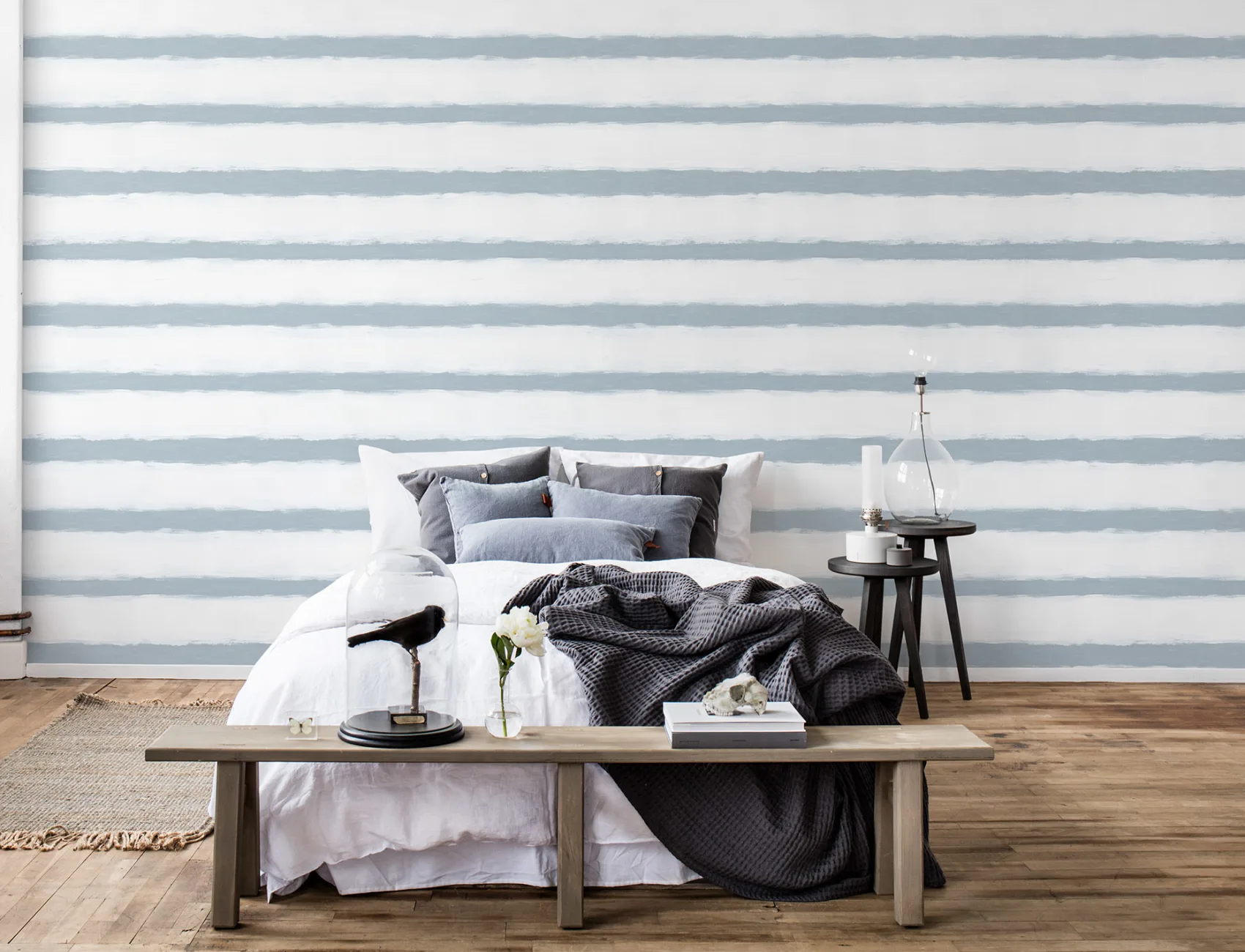 Wallpaper with classy stripes