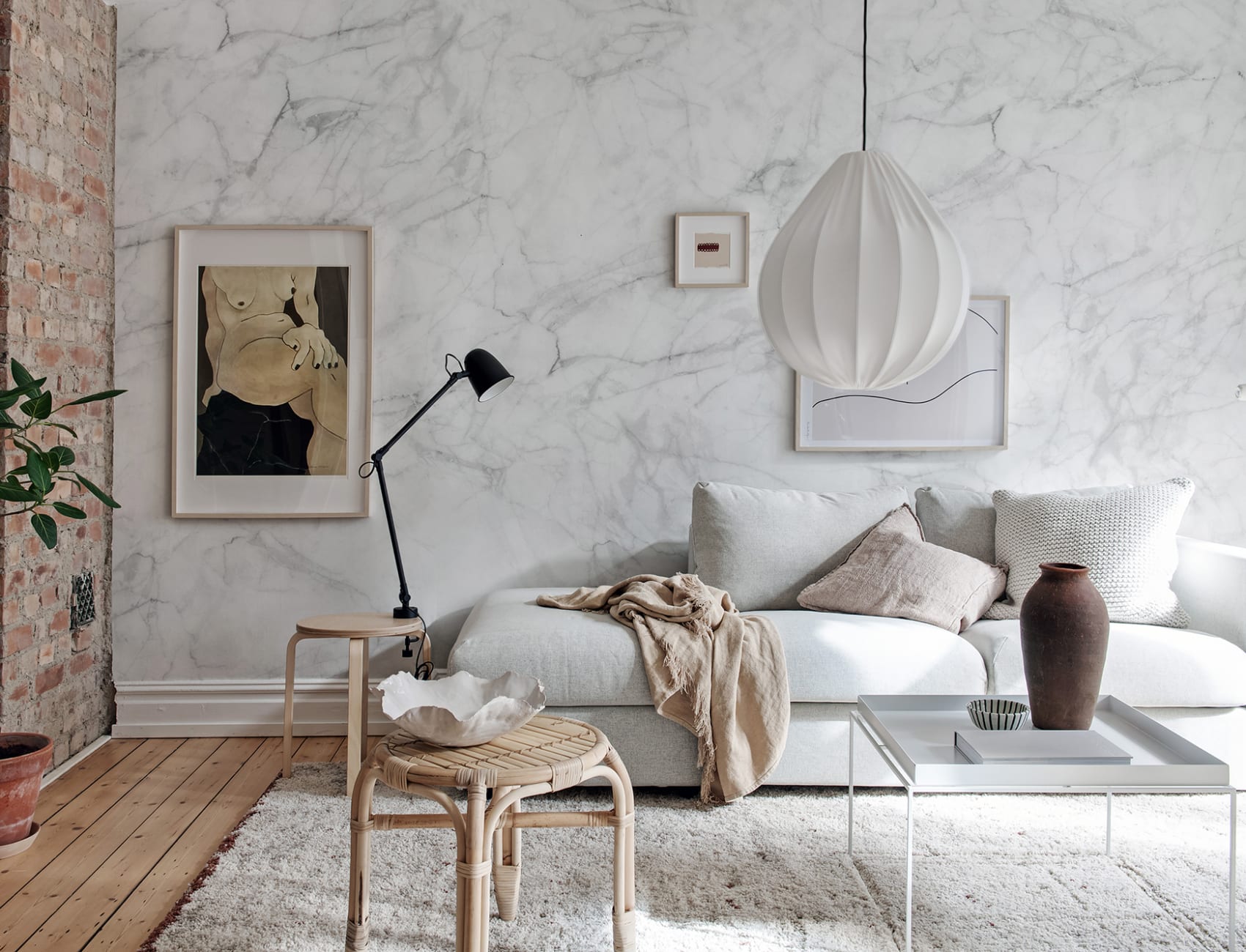Marble walls bring elegance to your home