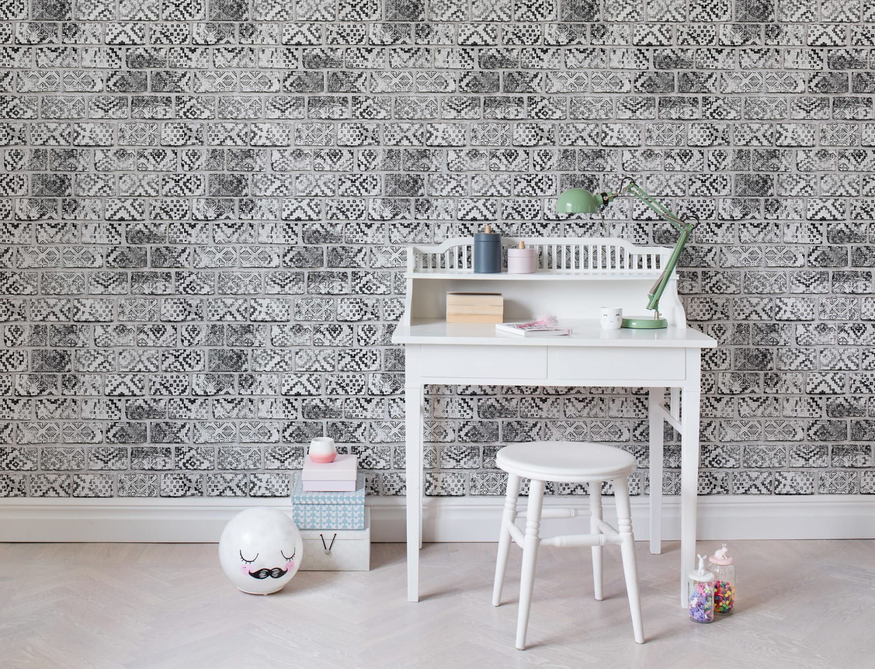 Un mur de briques noires et blanches avec des jolis détails
