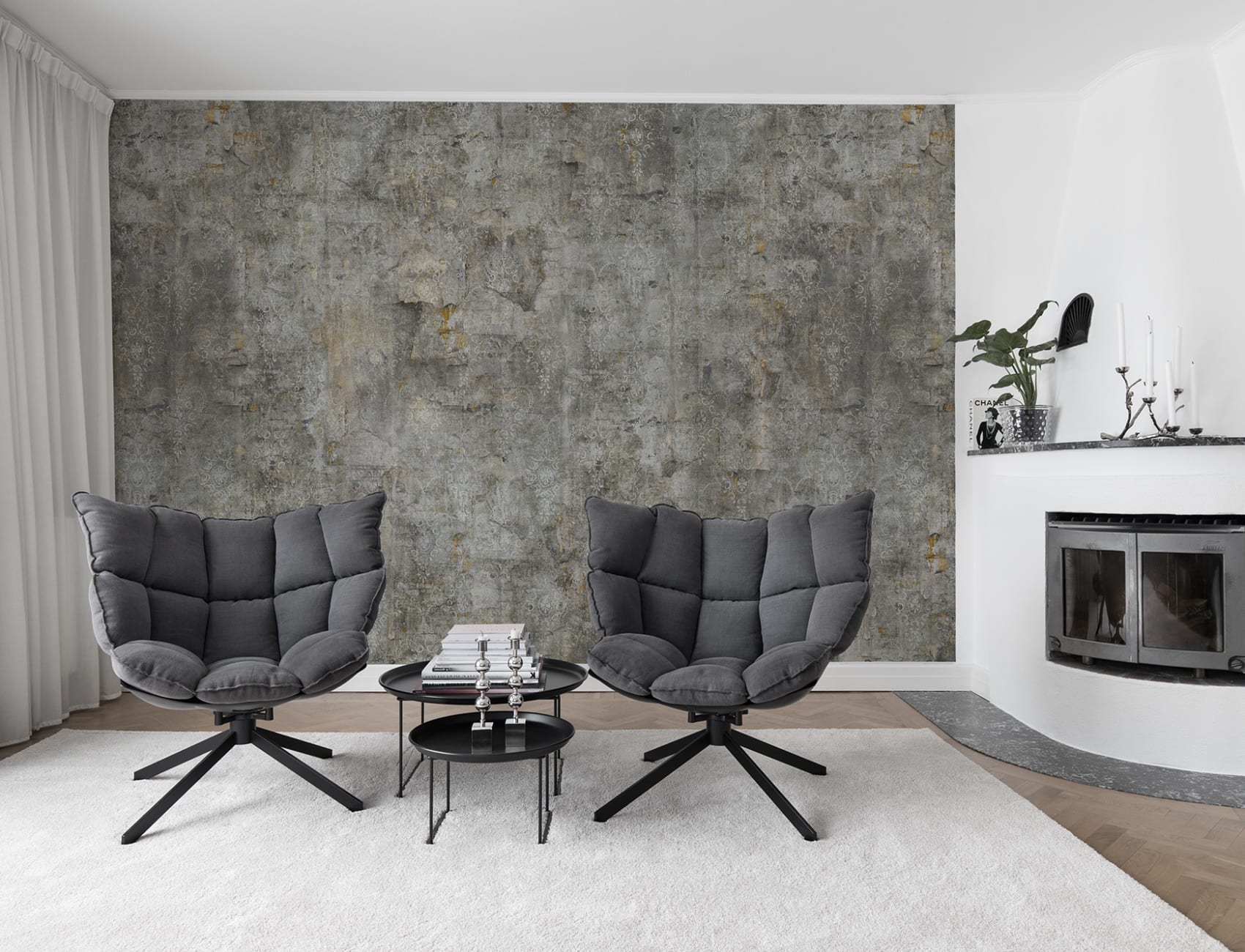 Un décor mural avec un médaillon moderne