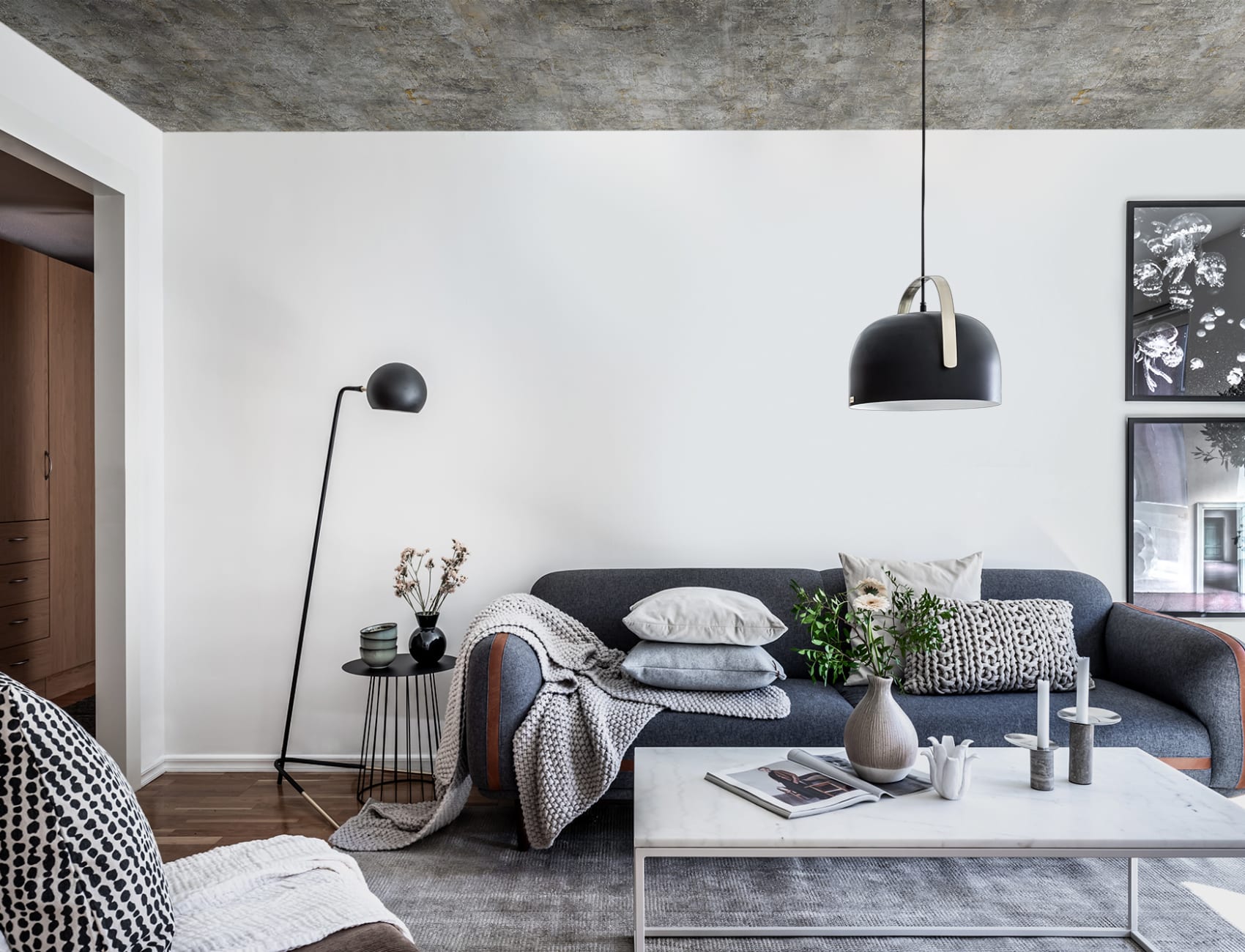Un décor mural avec un médaillon moderne