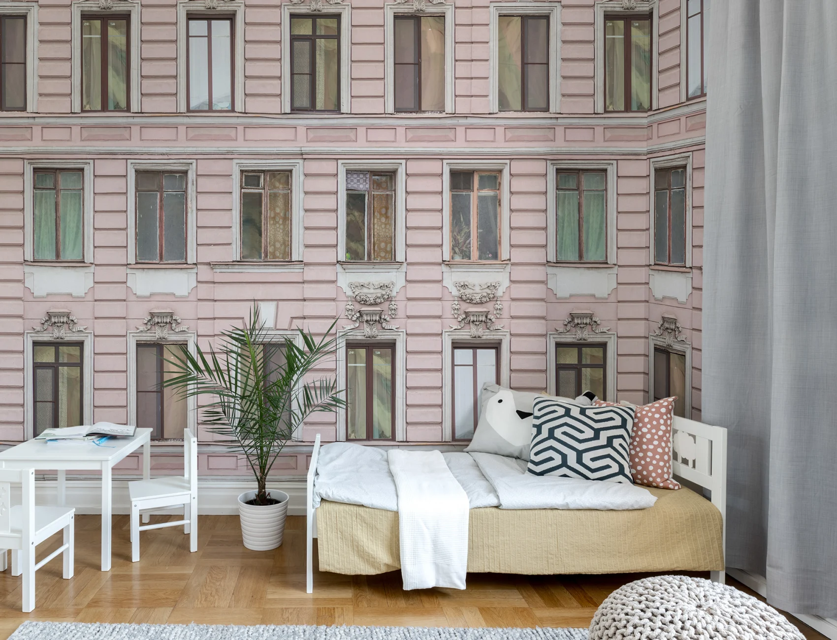 Zidni mural u prašnjavo ružičastoj boji