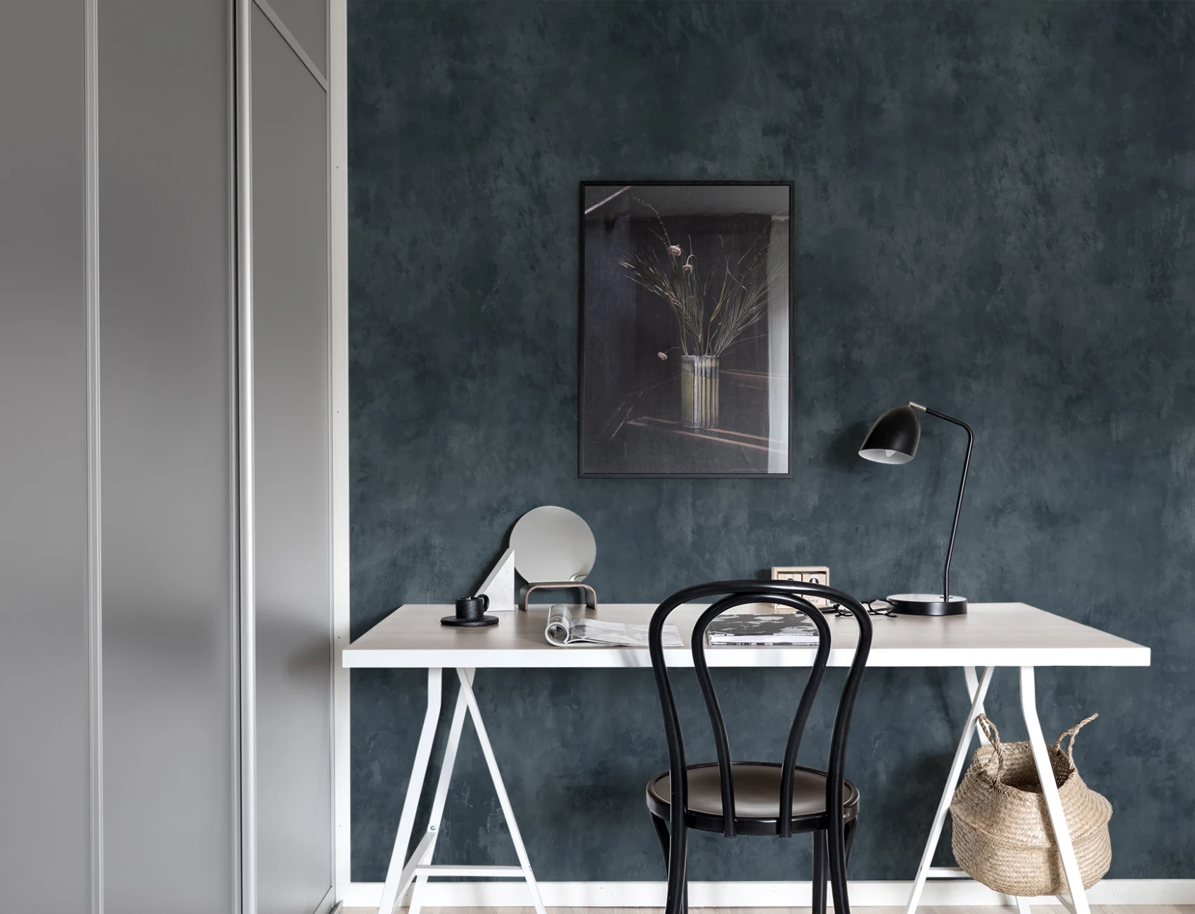 Make a bold statement with this wallpaper (in blue)