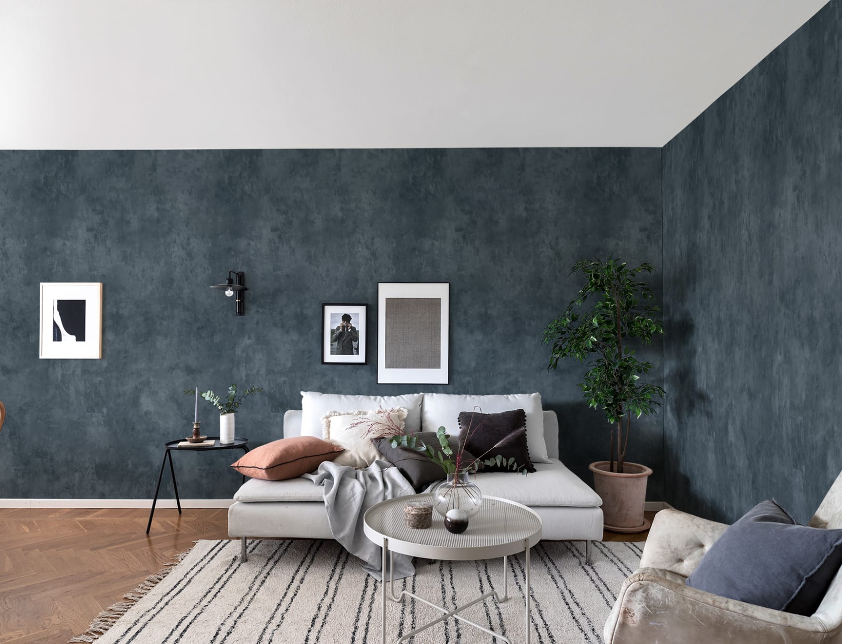 Make a bold statement with this wallpaper (in blue)