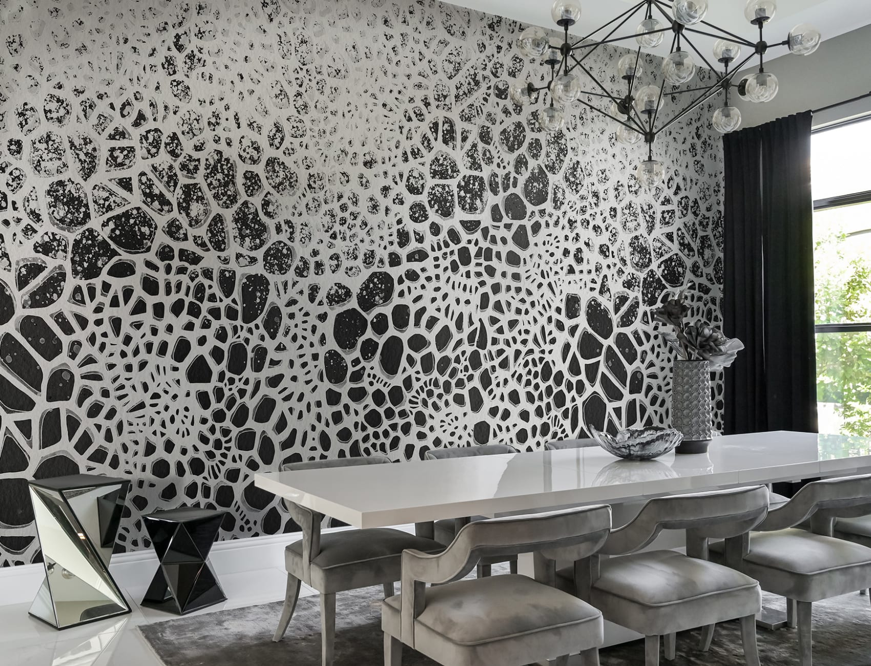 Um mural de parede transparente com bolhas desenhadas à mão