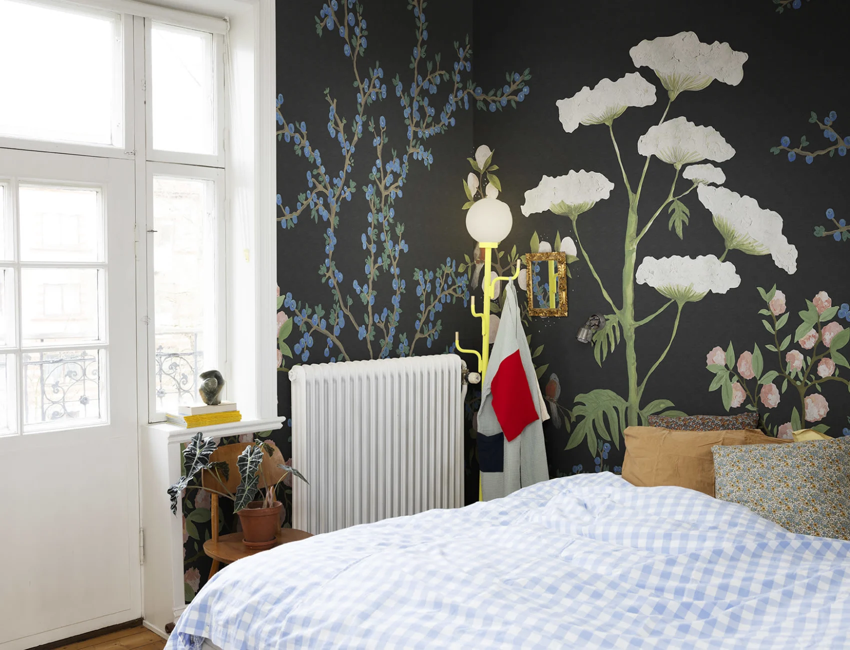 Hand-Painted Chinoiserie Pattern