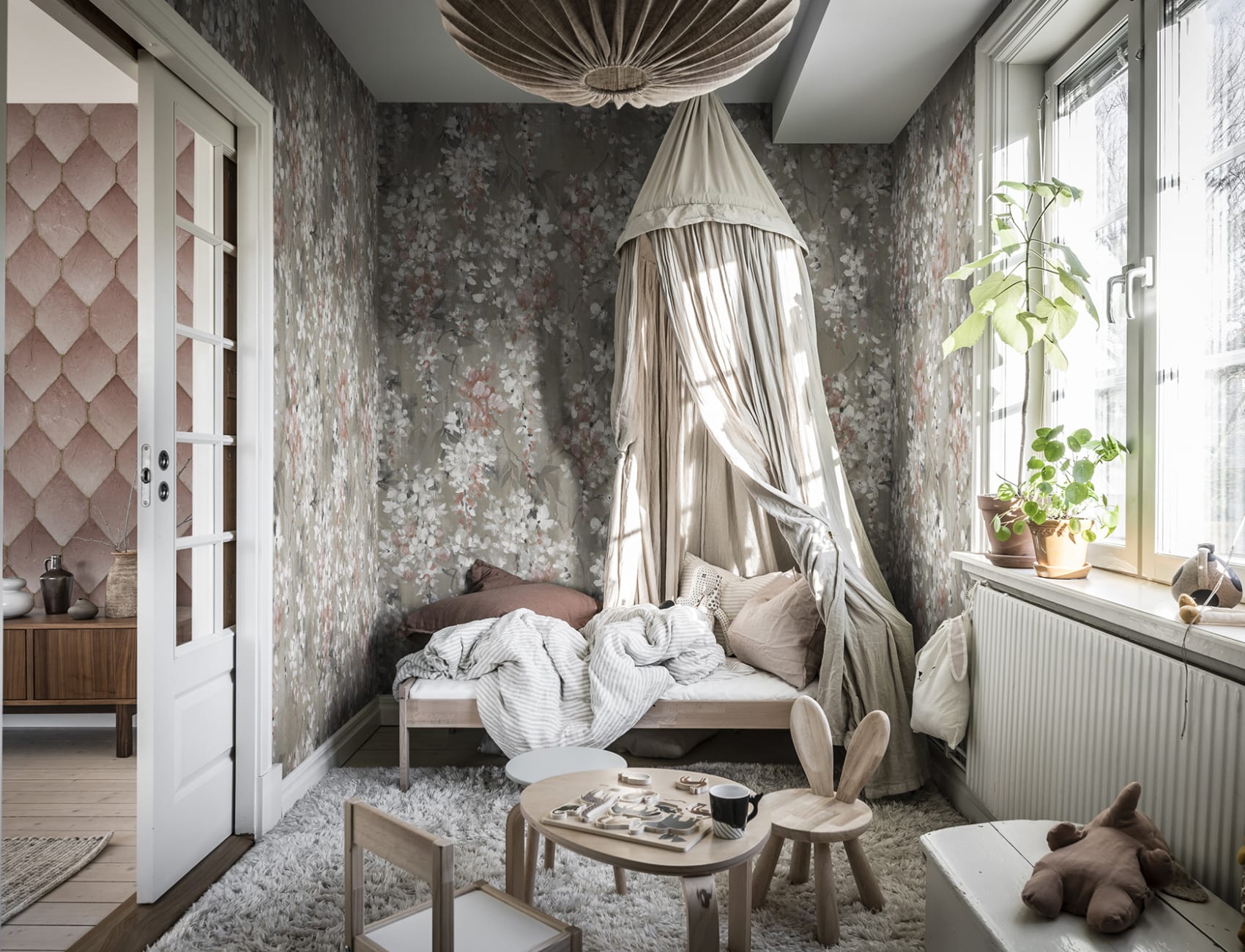 Wisteria, Linen