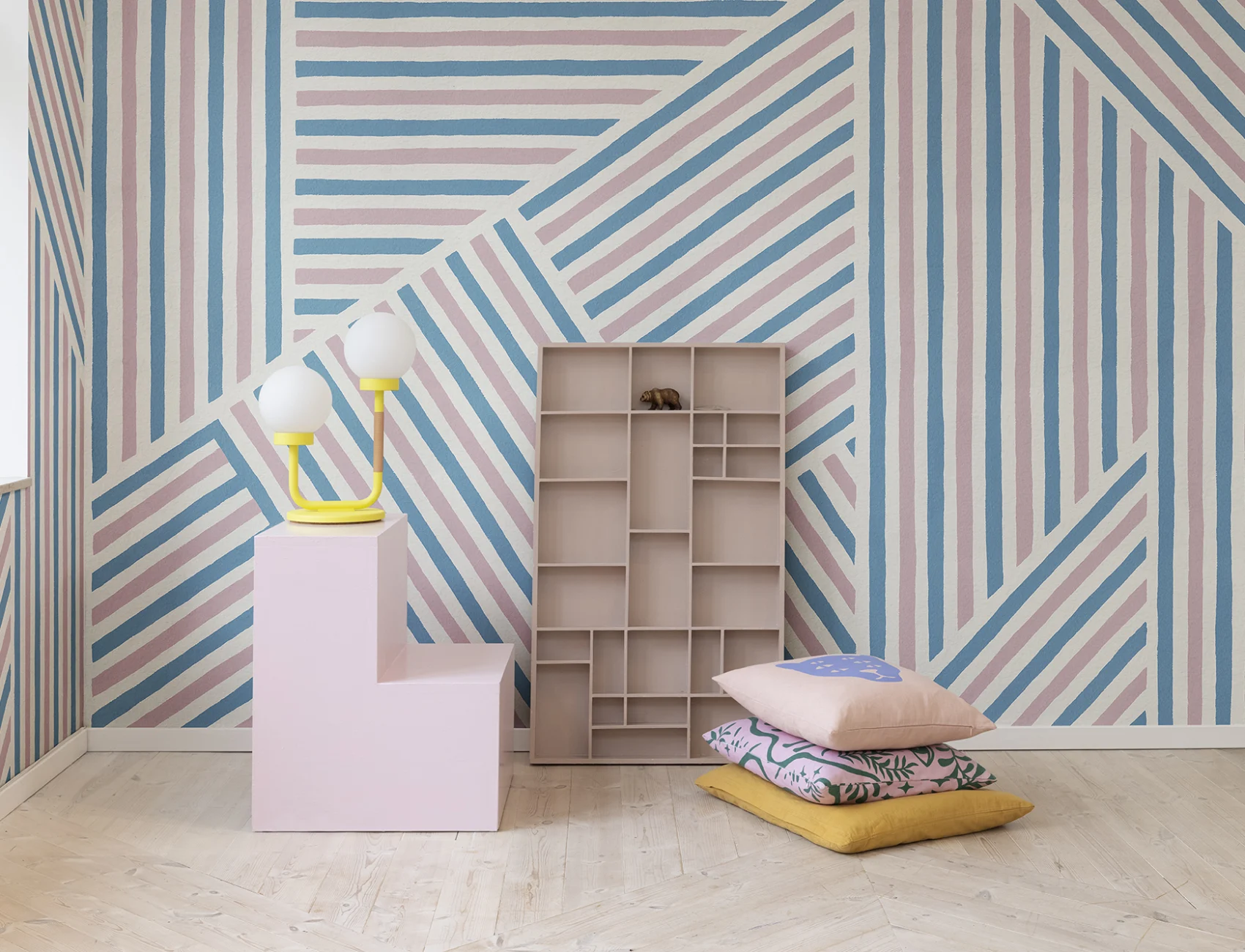 Blauw en roze gestreept behang