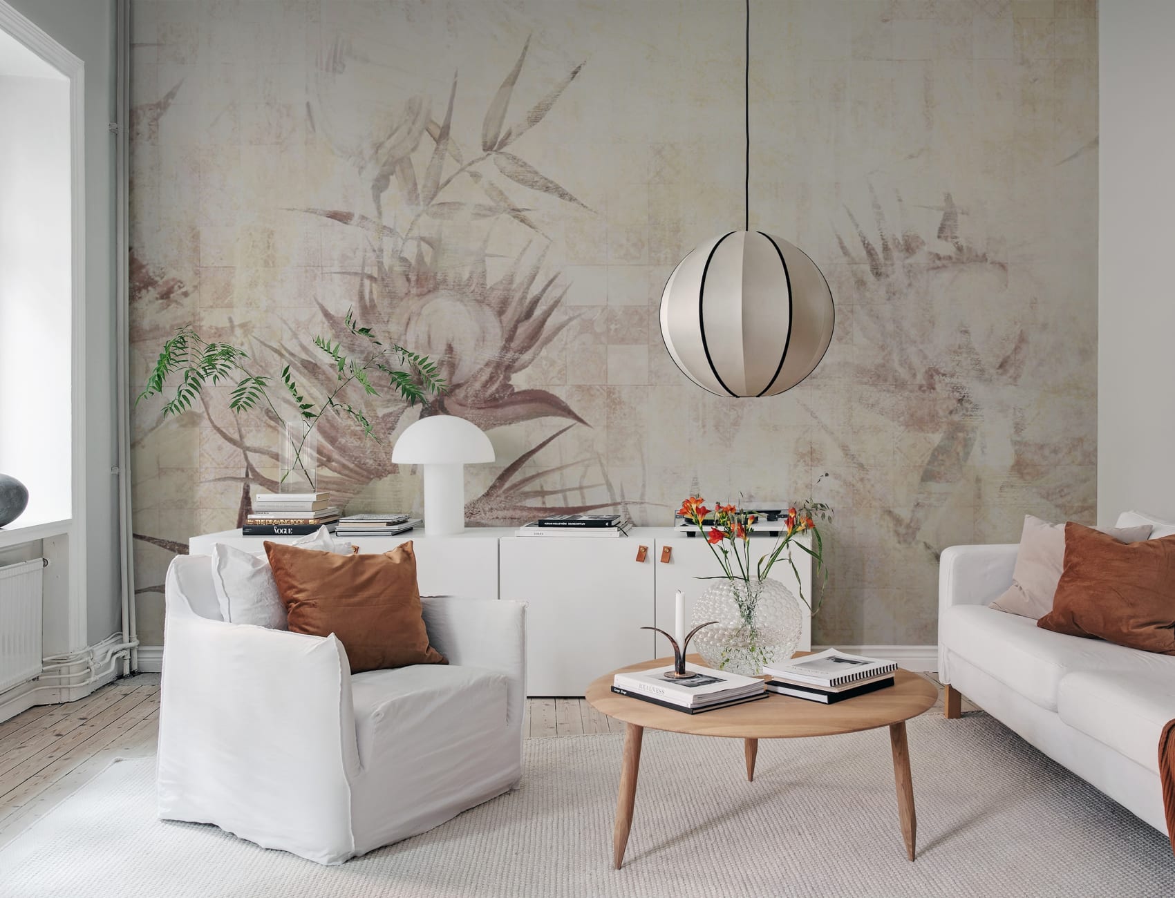 Motif floral délicat sur une surface usée et défraîchie