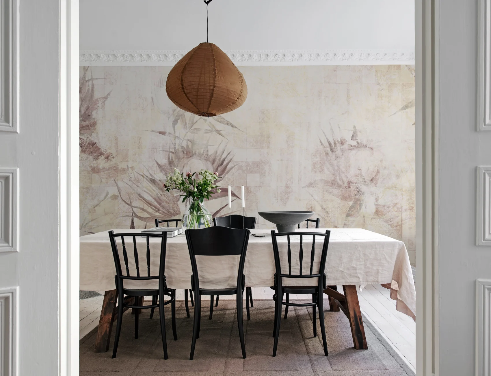 Motif floral délicat sur une surface usée et défraîchie