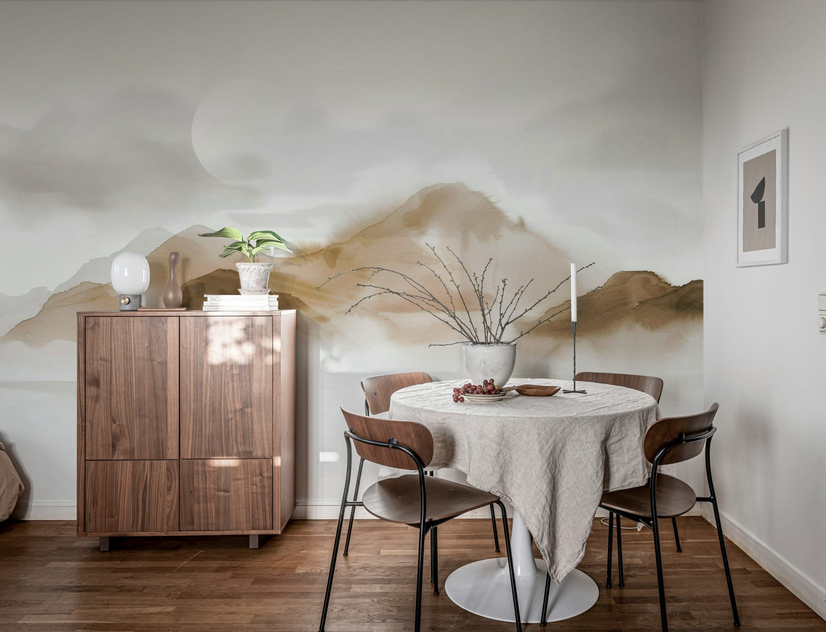 Rustgevende bergen in een beige tint