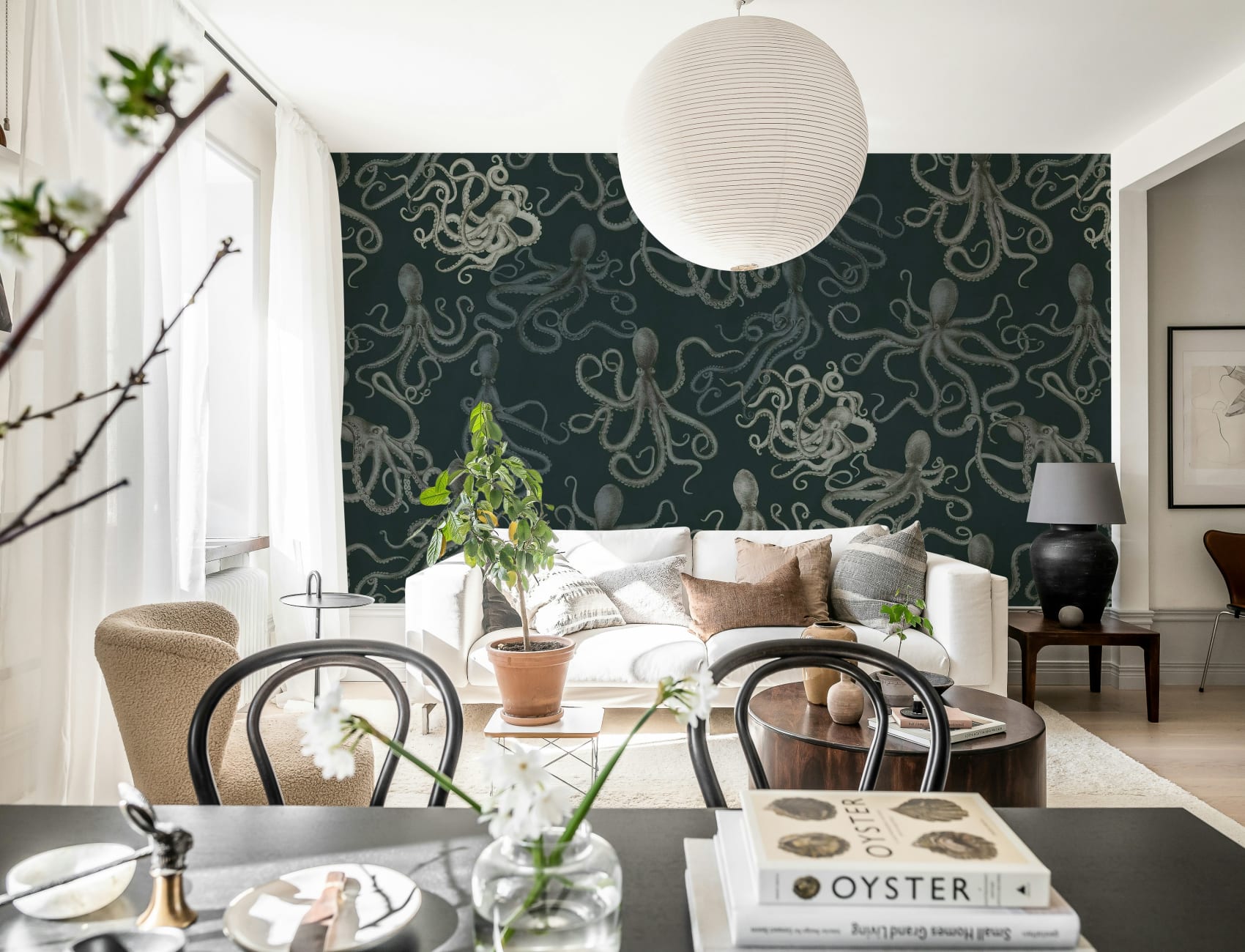 Plongez dans les profondeurs avec l'élégance sombre de Dark Octopus. Claim Your Space avec Rebel Walls pour donner vie à votre intérieur.