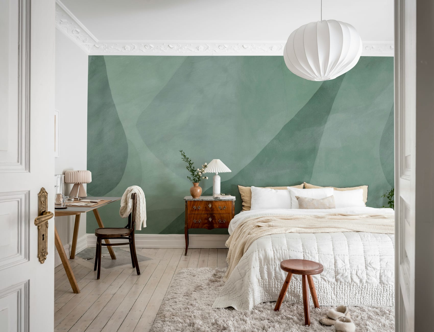 Dynamic Green Hues: A Visual Symphony
