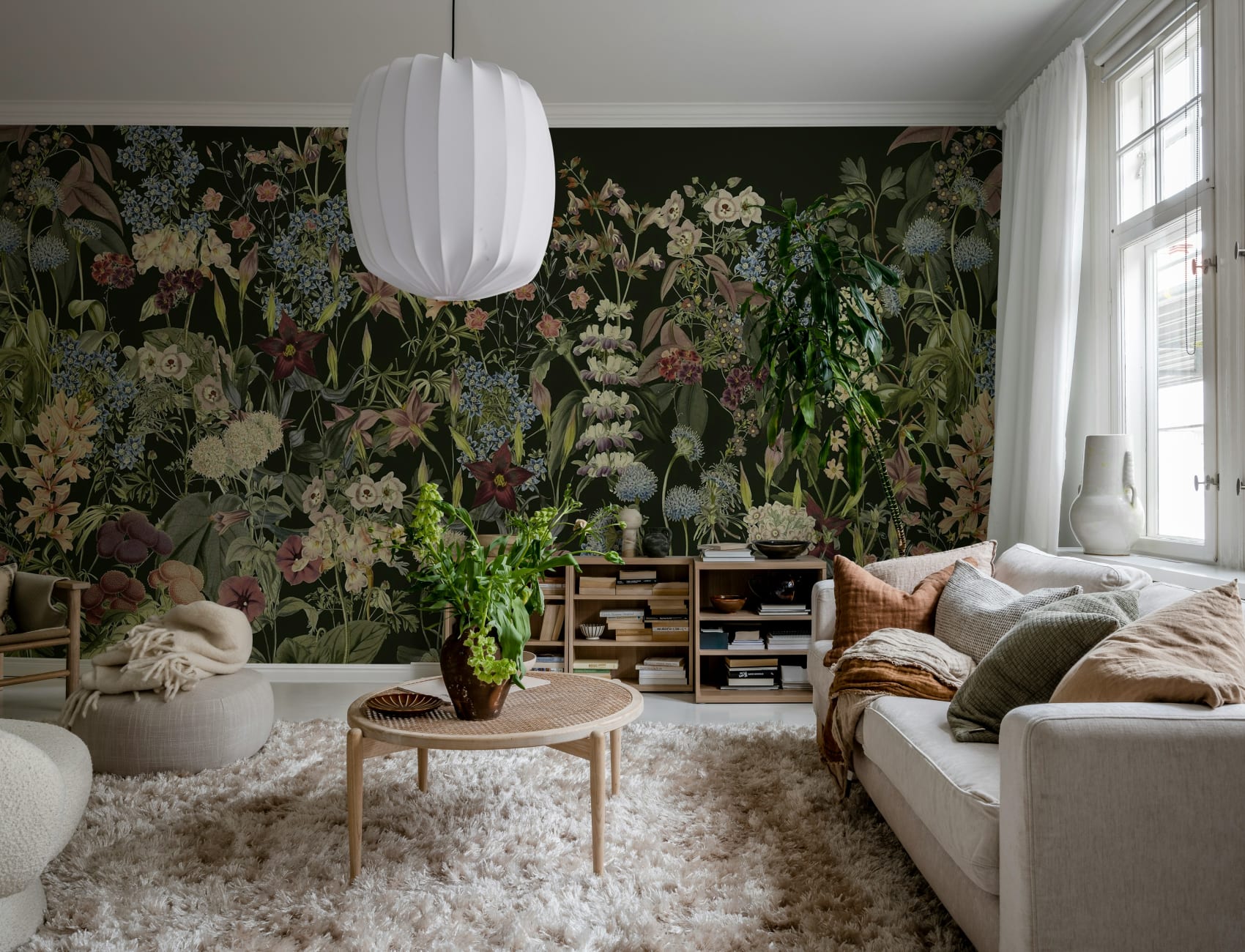 Fortryllende blomsteroase i svart