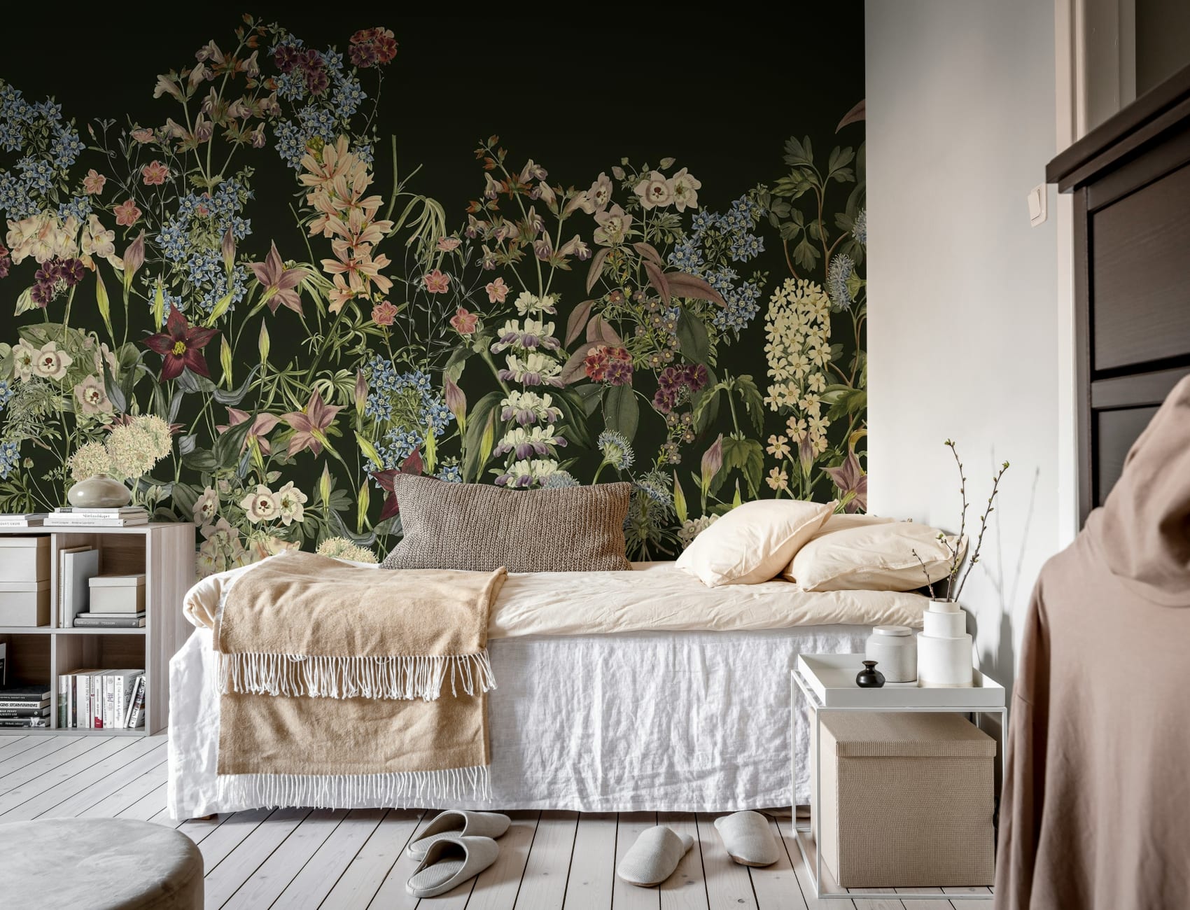 Fortryllende blomsteroase i svart