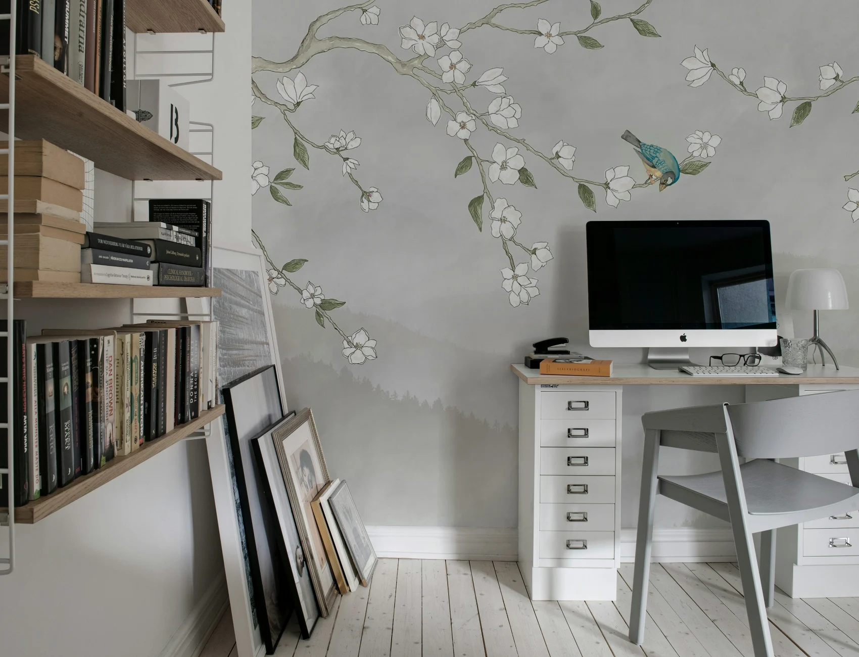 Fleurs Tranquilles avec un Ami à plumes
