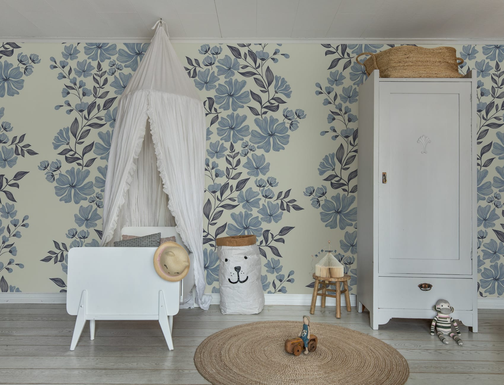 Bold Bloom in Sky: A Fresh Floral Touch