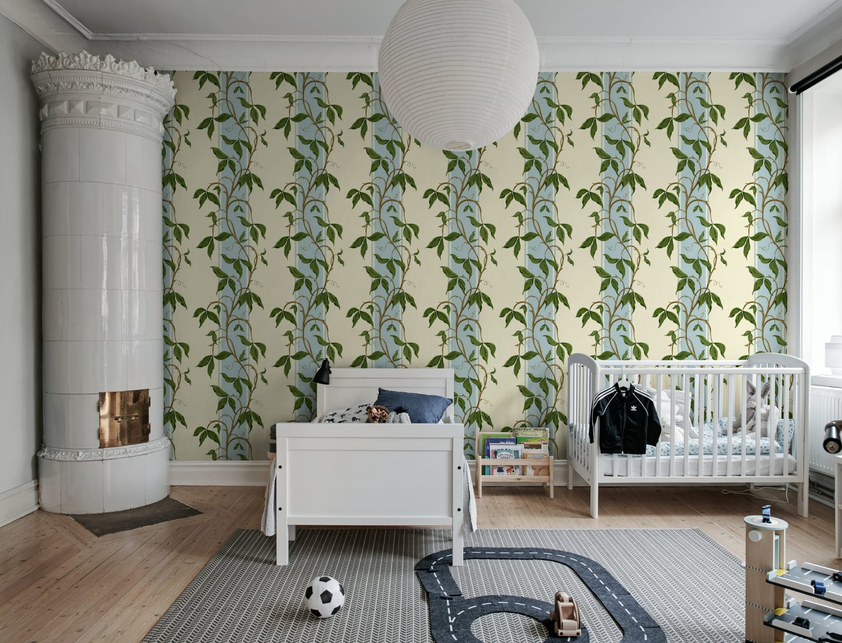 Elegant Leaf Stripes