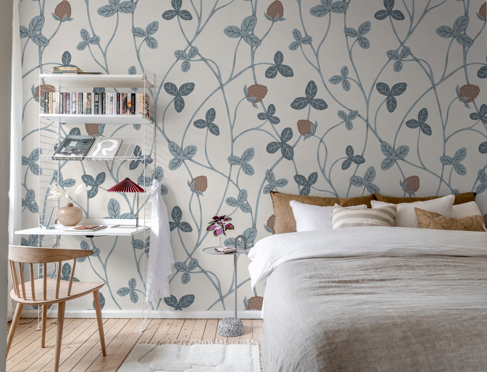 Omfavn naturen med Clover Bloom Tapet