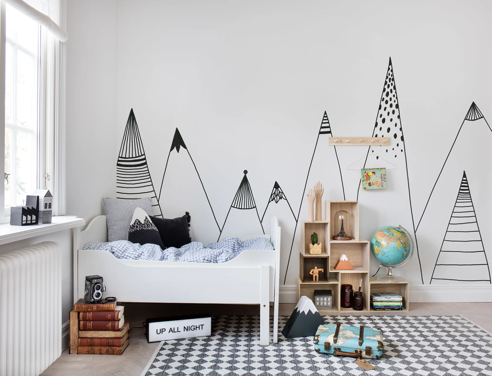 DECORATIVE LINES FOR GRAPHIC SIMPLICITY