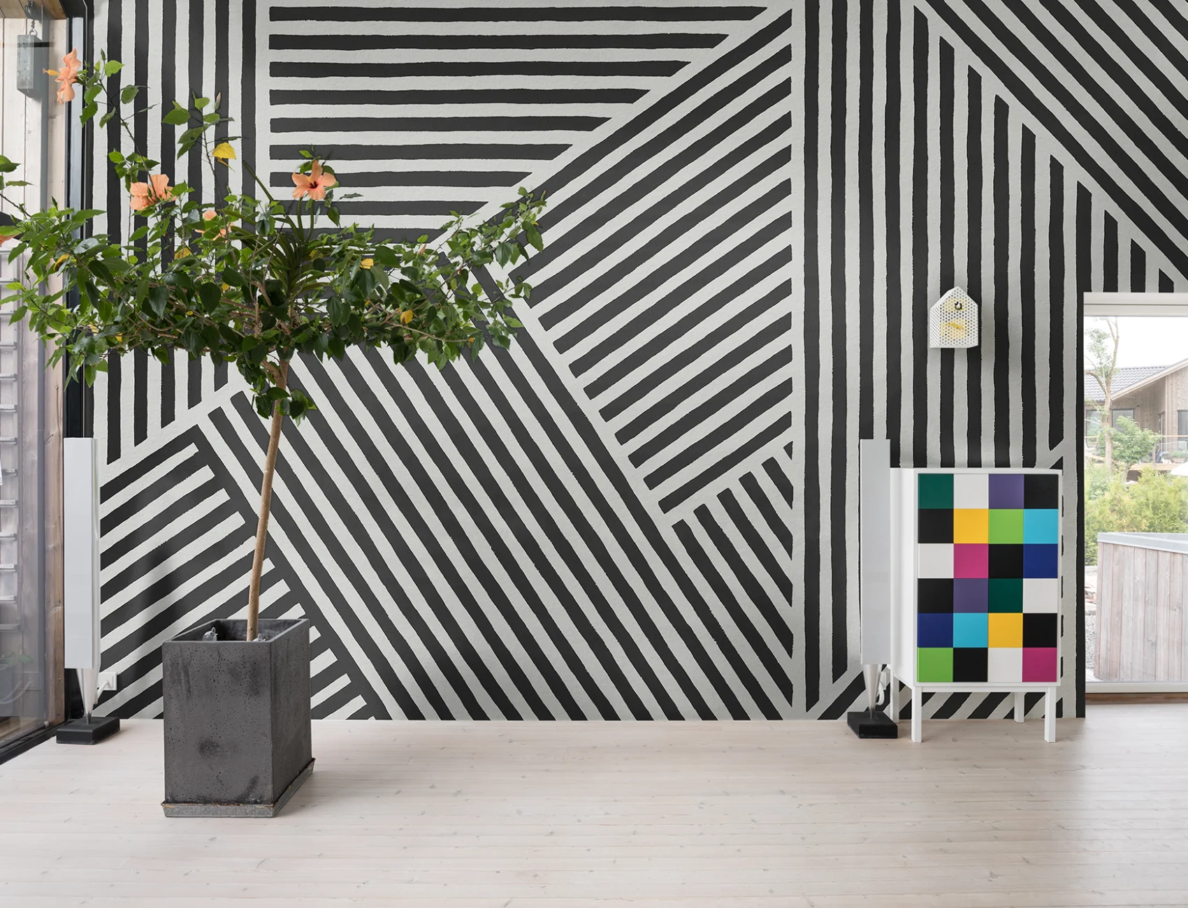 Bold black and white wallpaper