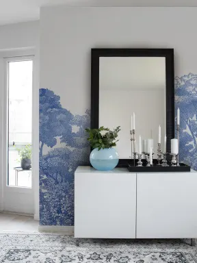 Papel de parede que parece porcelana azul e branca