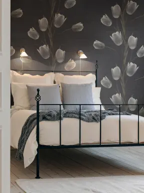 Wallpaper with tulips on dark gray ground