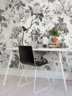 Vintage flower wallpaper with roses in black and white