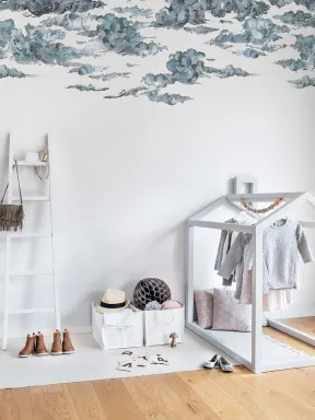 Wolken-Tapete im Toile de Jouy Stil